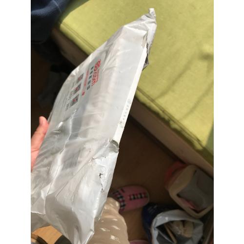 小巧刺绣花样的胸针和马卡龙零钱包